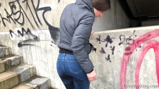 Lara Fox 34 pee pissing solo