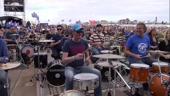 2.000 DRUMMERS ON THE BEACH - FOUR HORIZONS (CONCERT VIDEO)