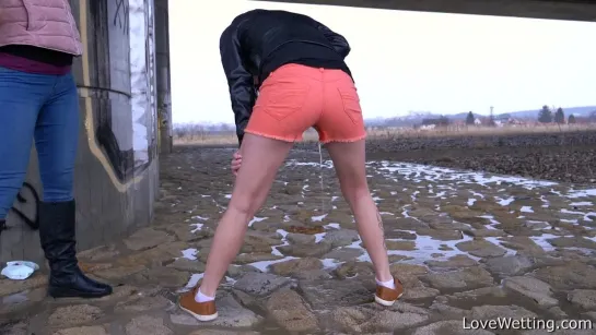 Kathy 9 pee pissing solo