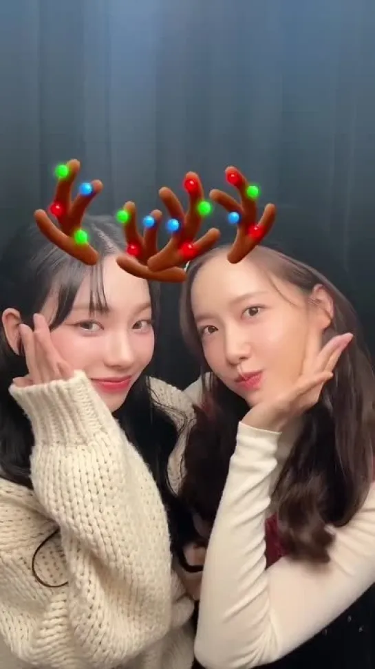 yoona & karina - jingle bell rock challenge