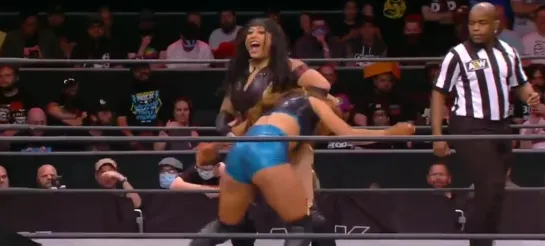 Nyla Rose (w/Vickie Guerrero) vs Kaci Lennox