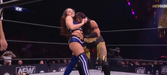 Nyla Rose (w/Vickie Guerrero) vs Skye Blue