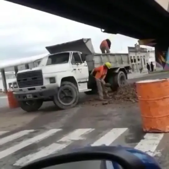 А в России бы просто курили (хорошее настроение, юмор, забавное видео, трудяги, видимость деятельности, работники месяца).