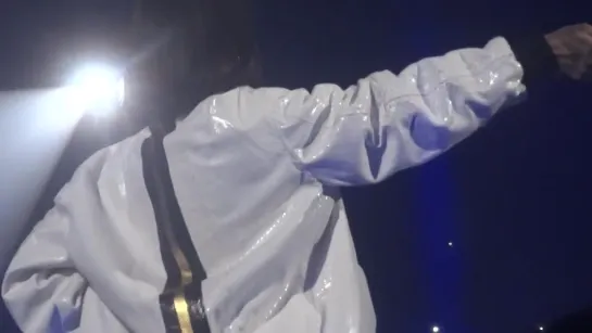 Rihanna – «Pour It Up» (Live @ Paris)