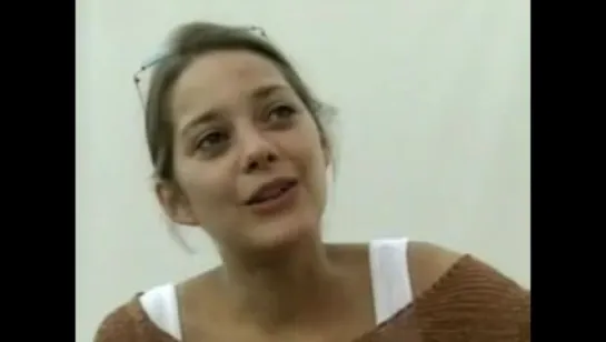 Marion Cotillard говорит что-то очаровательное на французском