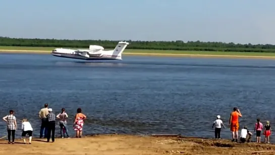 Два самолета БЕ-200 набирают воду на реке Обь.