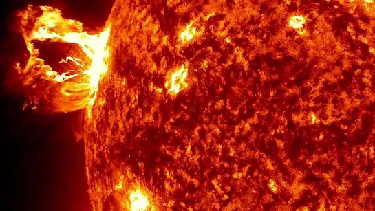 5 лет наблюдений за Солнцем в одном видеоролике (Solar Dynamics Observatory)