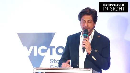 Shahrukh Khan Very SWEET Gesture Towards A Girl At An Event