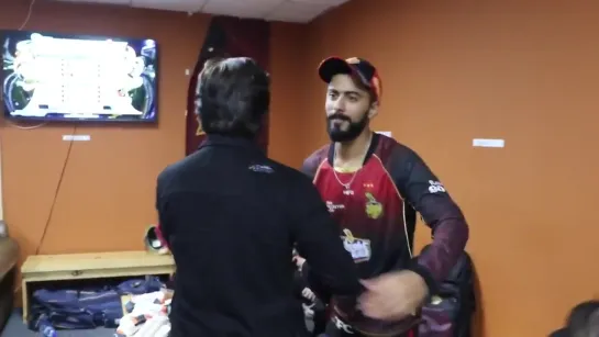 Straight from the dressing room of Champions! Watch SRK CONGRATULATE the players