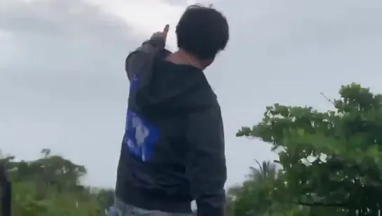 King Khan waving to the FANs outside Mannat as he wishes them EidMubarak ️ EidAl