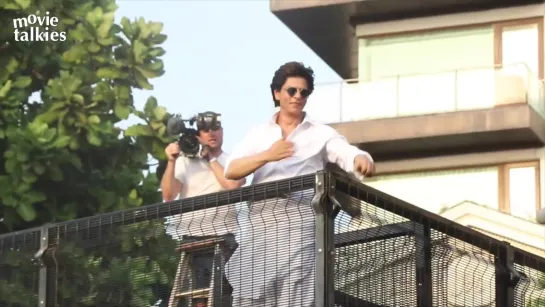 Shahrukh Khan  Abram Wishes Eid Mubarak To Fans Outisde Mannat