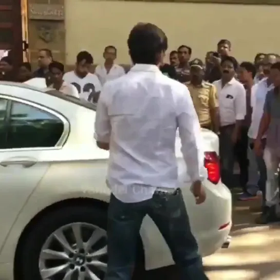 SRK arrives to pay last respect to Veeru Devgan ji