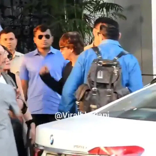 SRK returns from Kolkata after attending the IPL match last night