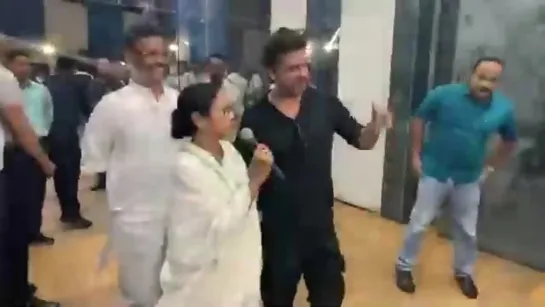 If in #Kolkata, how can @iamsrk give his Didi a miss! Visits state secretariat N