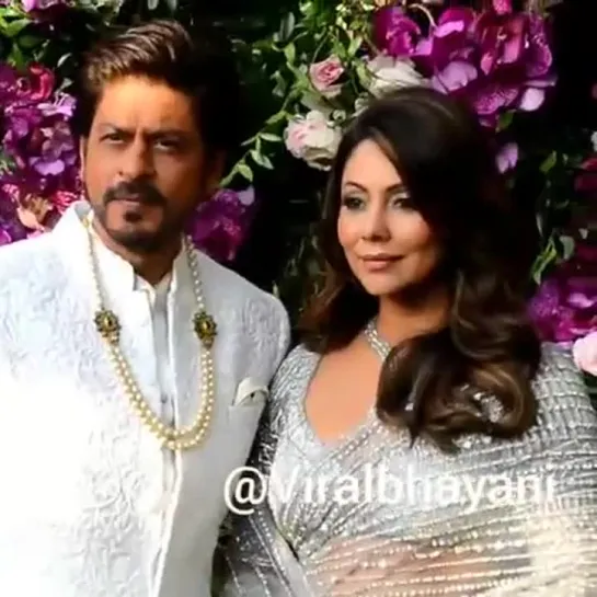 #shahrukhkhan #gaurikhan at #akashambani #shlokamehta wedding ❤️