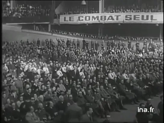 1944 le 19 avril Réunion de la LVF au Vélodrome dHiver [r74ntJkRcDU]