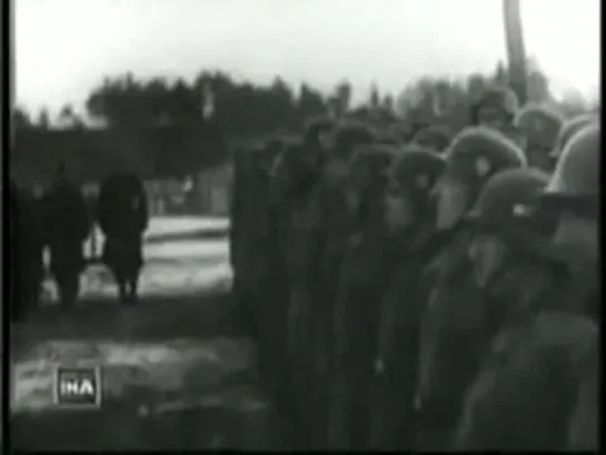 1942 Remise de la croix de fer à des soldats de la L.V.F [JqnepRI0qpM]