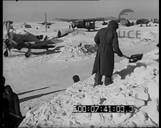 Prigionieri di guerra sgombrano le piste di lancio di un nostro campo daviazione. Ricognitori e [9neGfYiYF0Y]