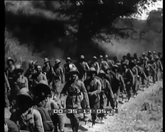 Il maresciallo Badoglio visita le truppe italiane sul fronte eritreo [6yfZIk2kK-U]