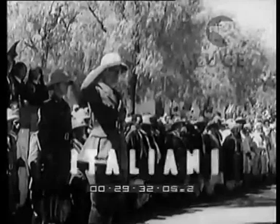 I soldati italiani in Africa festeggiano il compleanno del Re. Il Duca di Bergamo e il generale [PbLzaPAx638]