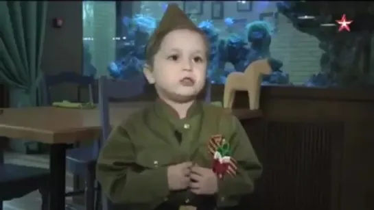 4-летний мальчик поёт песню   "Священная война"