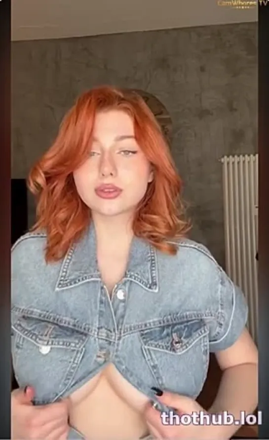 Redhead blackwidof show tits