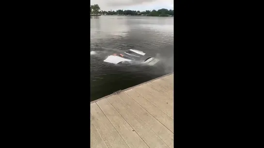 Спасатели во Флориде показали, как Tesla Model X загорелась под водой