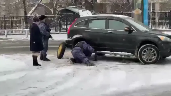 Омоновец помог автоледи поменять колесо