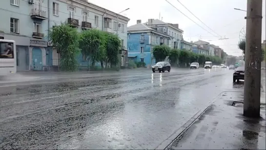 Центр уже наполовину в воде. На Красноярск стремительно несётся гроза с ливнем