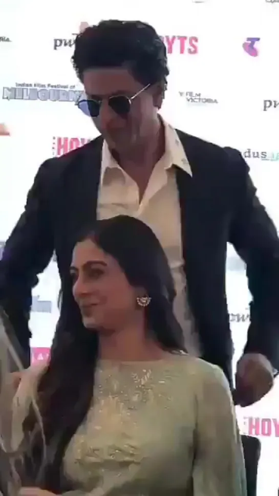 Arre arre kya baat! - - Somebody make a movie with these two together yarrrrrr - SRK Tabu IFFM2019.mp4