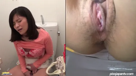 Japanese girl pee pissing solo