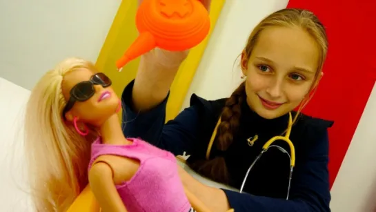 Игры #Барби: #ЛучшаяподружкаВаря проверяет ЗРЕНИЕ у Barbie. Игры больница. Видео про кукол