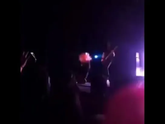 Taylor Momsen falls on stage - Going To Hell Tour