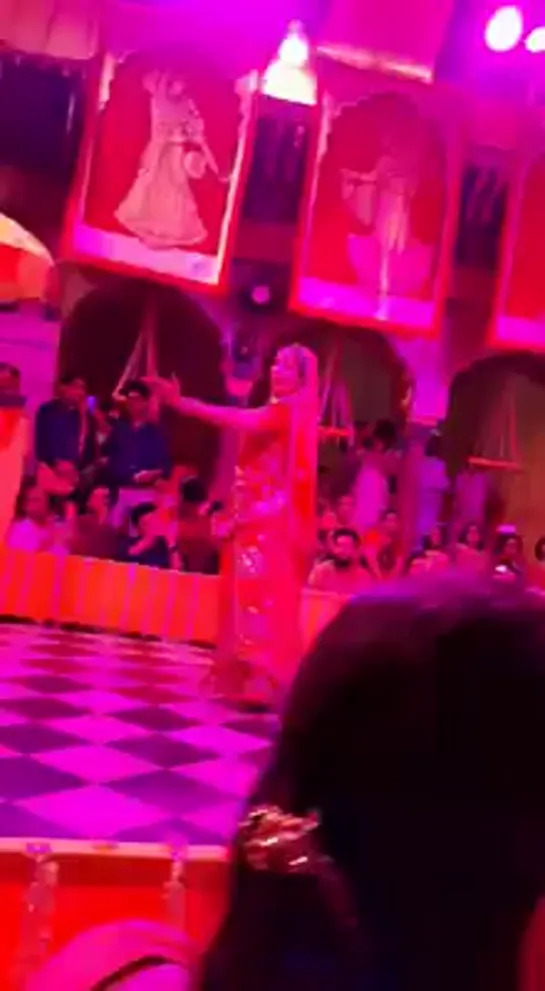 💕 Nritya Sewa by Hema Malini ji in Shri Radharaman Temple on 2 August 2019

💕 Госпожа Нема Малини (Hema Malini ji) танцует для у