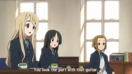 Yui plays guitar for the first time