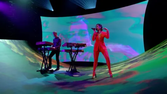 Calvin Harris & Dua Lipa perform One Kiss (Live on The Graham Norton Show)