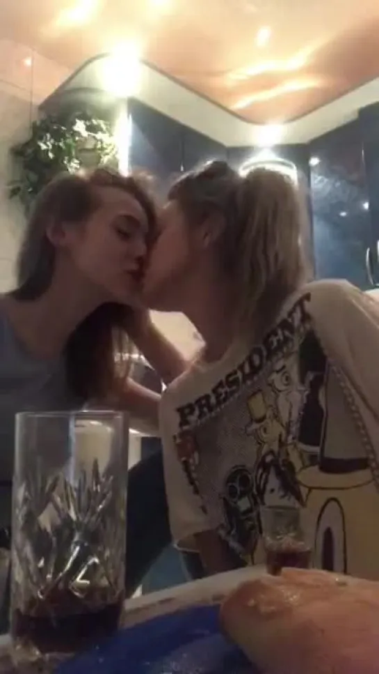 Periscope Girls Kissing. перископ девочки целование.