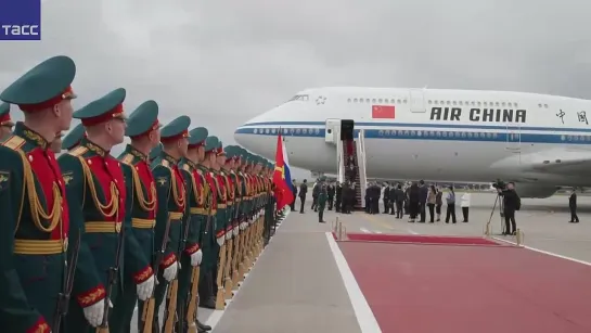 Ли Цян прибывает в Москву