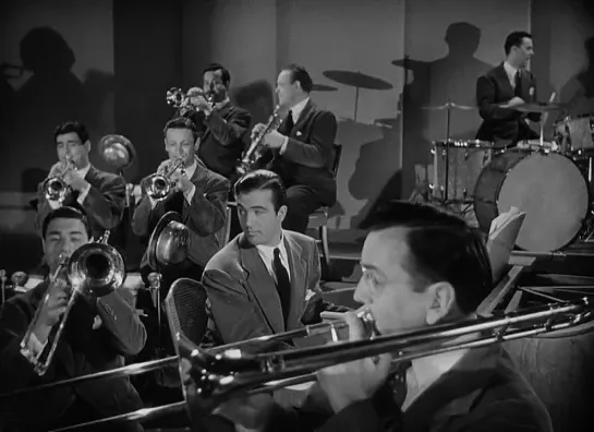 Glenn Miller and his Orchestra — In the Mood (1941, Sun Valley Serenade)