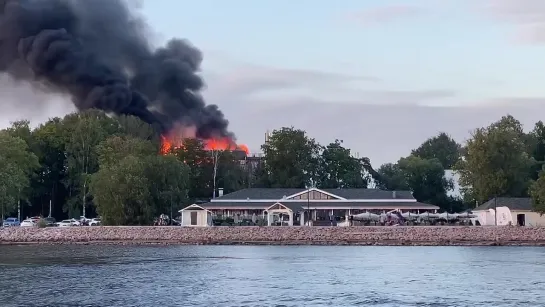 Пожар произошел в здании на Крестовском острове в Санкт-Петербурге