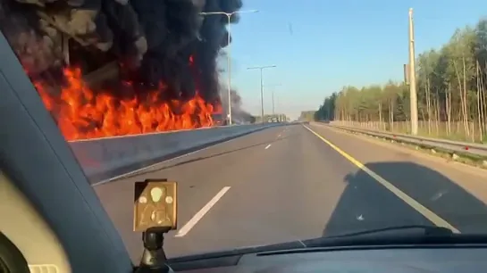 Мощный пожар на М-11 в Твери. Предварительно, горит бензовоз