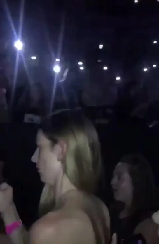 harry at ariana grande concert 5