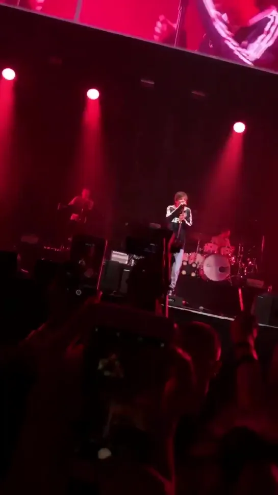 louis performing little black dress 3