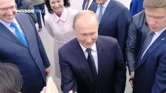 Путин жмёт руку омичке