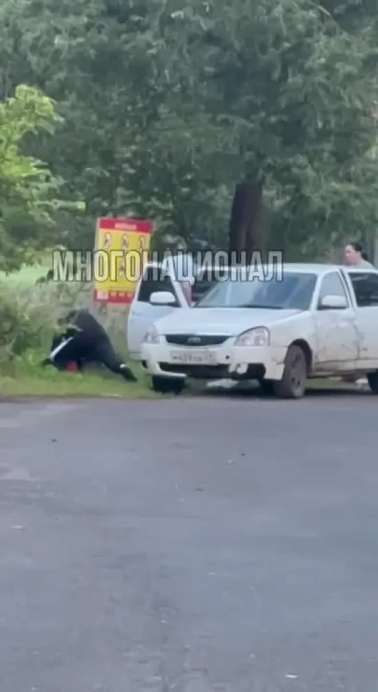 В подмосковном Раменском таджики избили человека и засунули его в багажник из-за замечания.