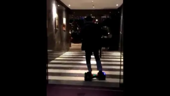 JIYONG playing with hoverboard