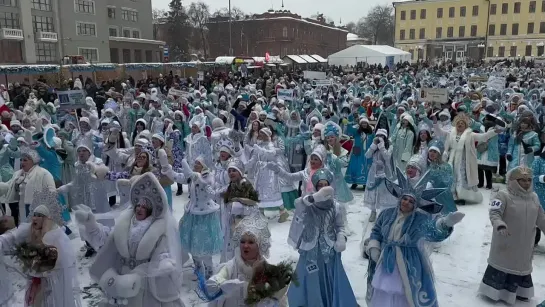 В Уфе из-за Всероссийского парада Снегурочек пришлось перекрыть центр города