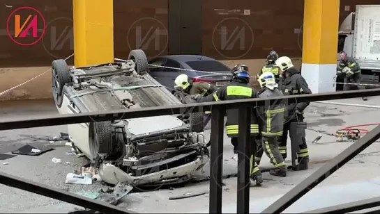 Автомобиль с женщиной за рулём рухнул со второго этажа многоуровневой парковки ТЦ "Филион" в Москве