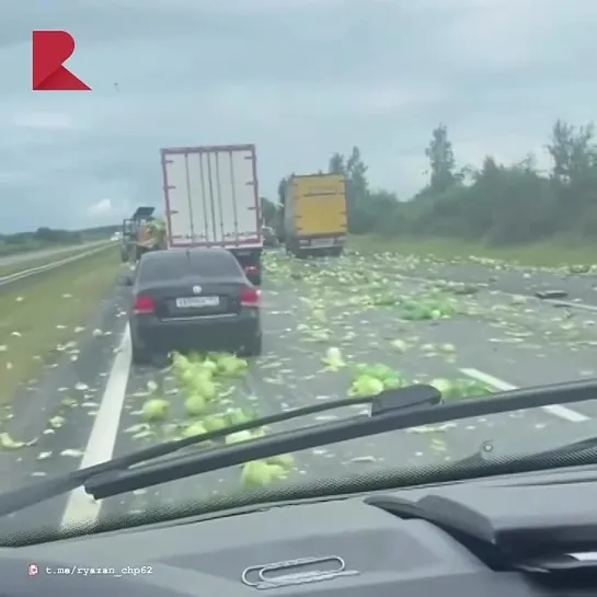 🥬 На трассе М5 произошло ДТП с участием двух фур и капустовоза.