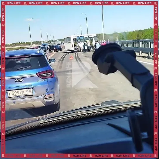 😨 На Солотчинском мосту занесло 107 автобус.